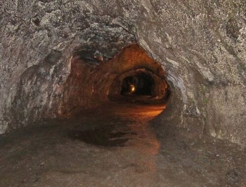 Galerie sombre d’un tunnel de lave aux parois rocheuses