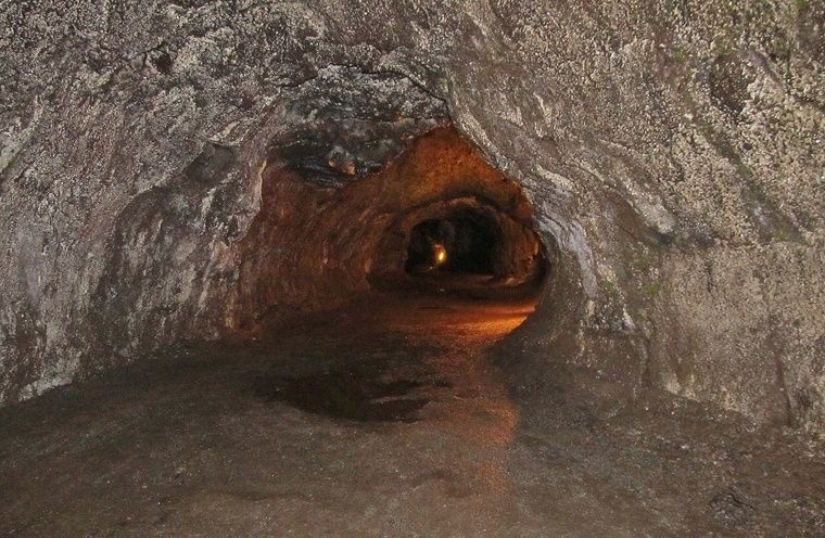 Galerie sombre d’un tunnel de lave aux parois rocheuses